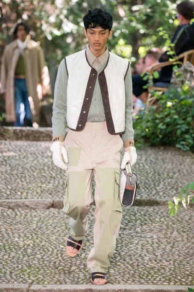 Look 18
